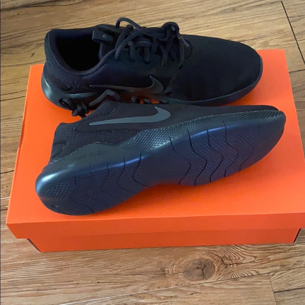 🆕Women’s Nike Flex Experience size 7